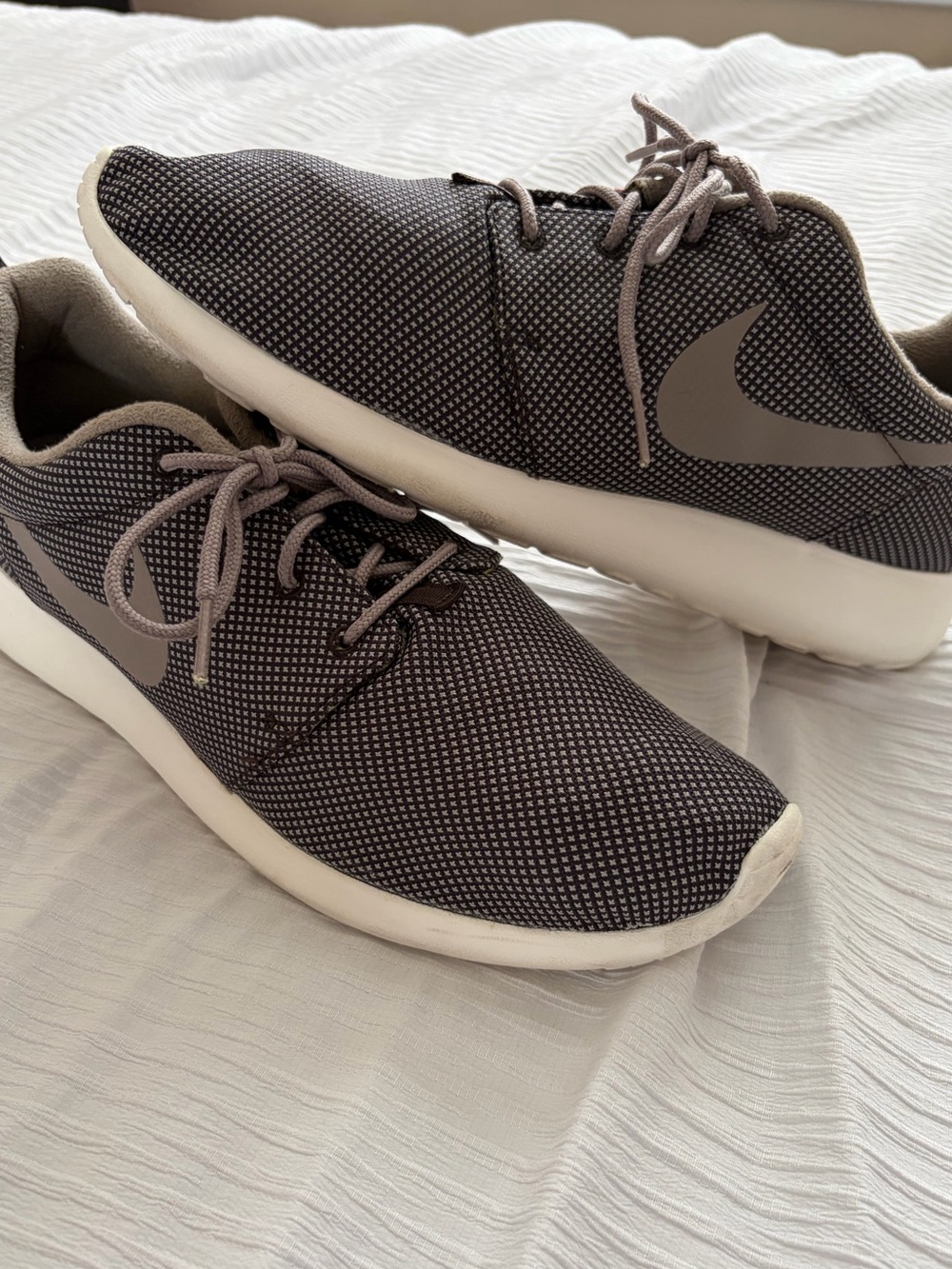 Nike Men’s Sneakers in Charcoal and White